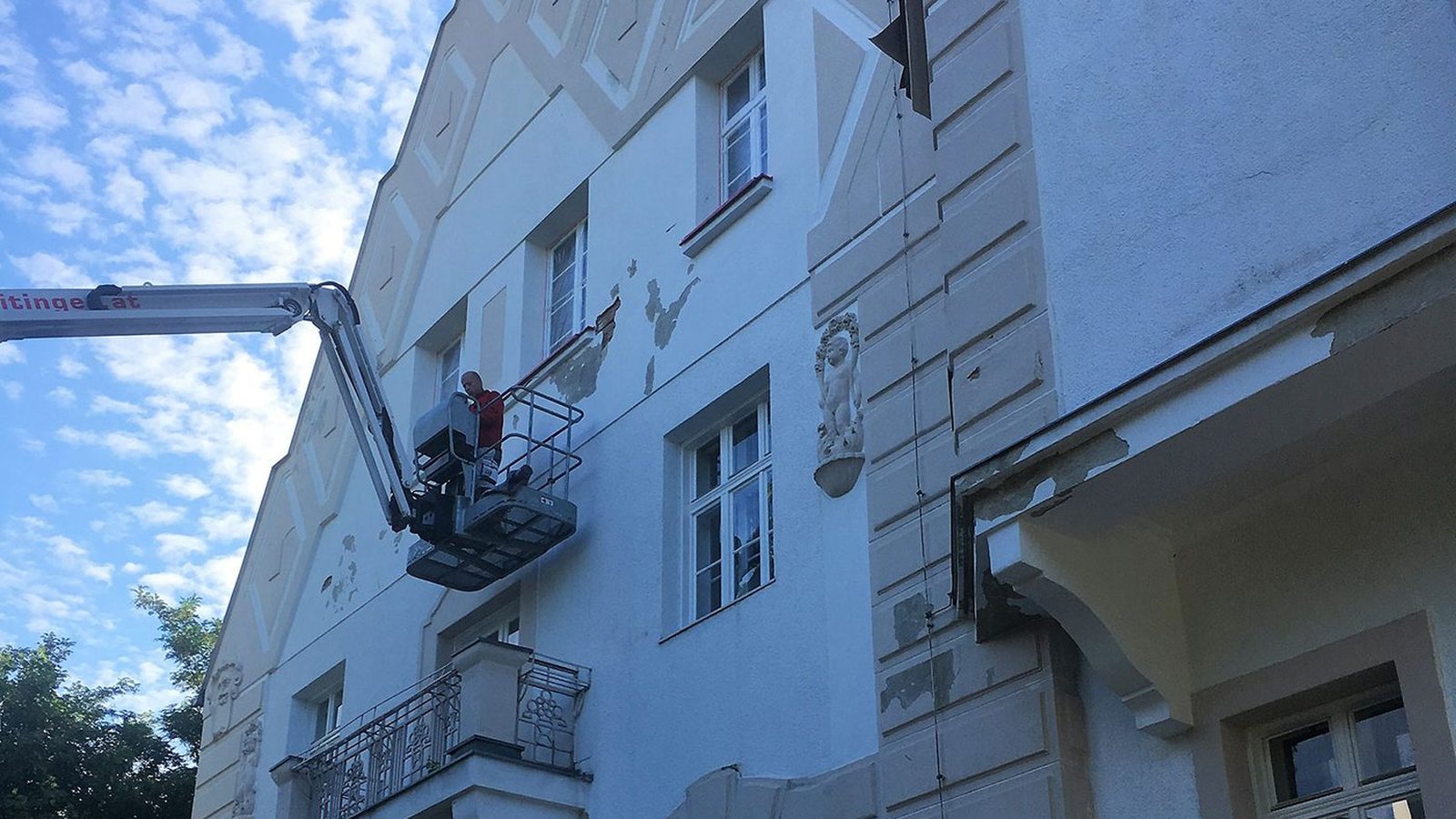 Meistermaler Meier restauriert eine historische Villenfassade in Bad Vöslau