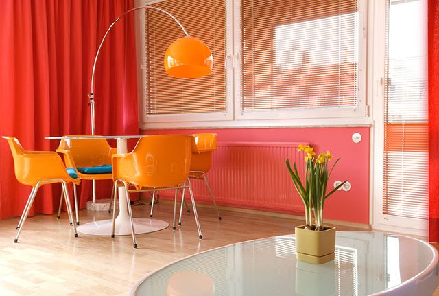 Wohnraum mit Jalousien und Sonnenschutz